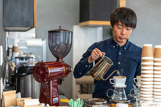 ロゴ：CAFÉ 水とコーヒー