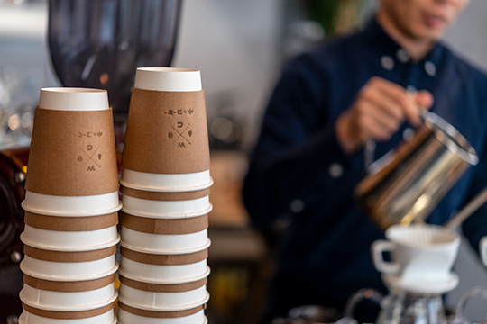 ロゴ：CAFÉ 水とコーヒー